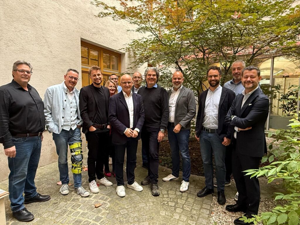 Die Teilnehmer des Transfertreffens in einem Wiener Innenhof