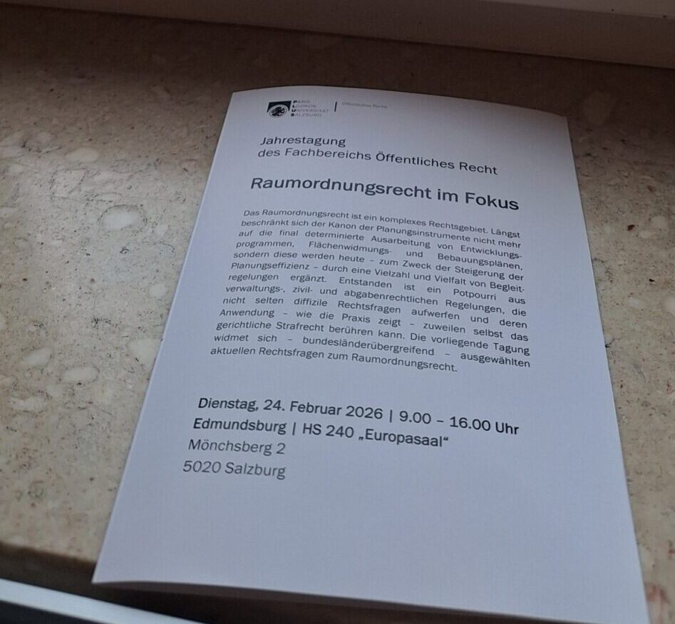 Handzettel mit der Programmübersicht der Jahrestagung „Raumordnungsrecht im Fokus“